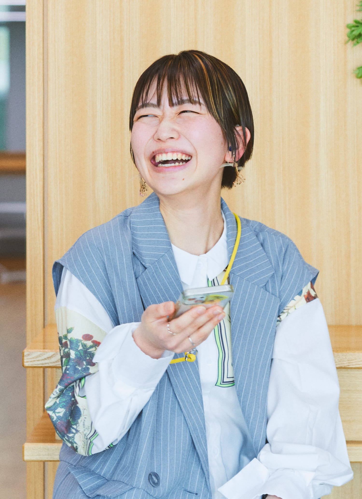 聴覚障がいをもつ社員の橋本佳苗さんが同僚と談笑している様子