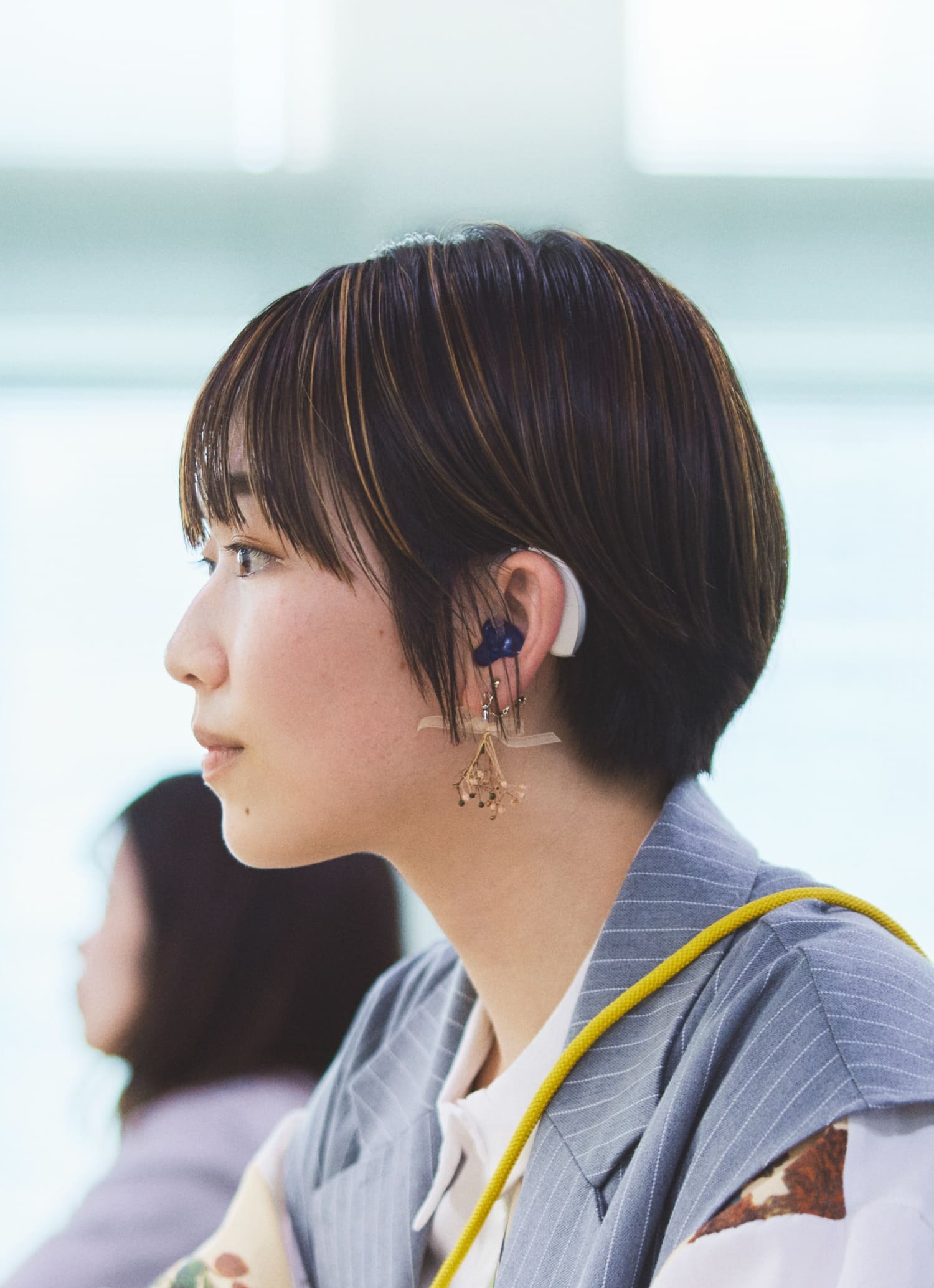聴覚障がいをもつ社員の橋本佳苗さんがモニターに向き合って業務に取り組んでいる様子